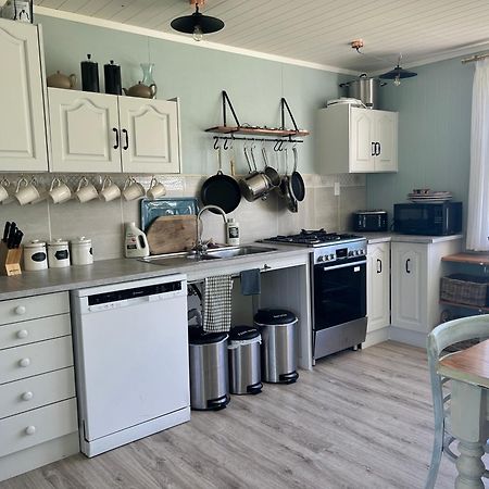 Wisteria Way Hotel Опонони Екстериор снимка