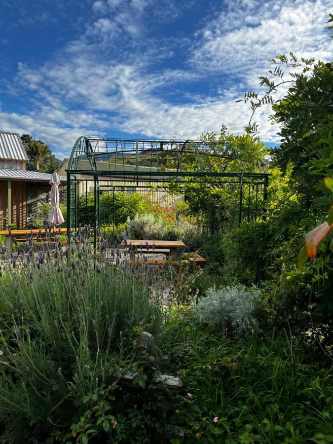 Wisteria Way Hotel Опонони Екстериор снимка